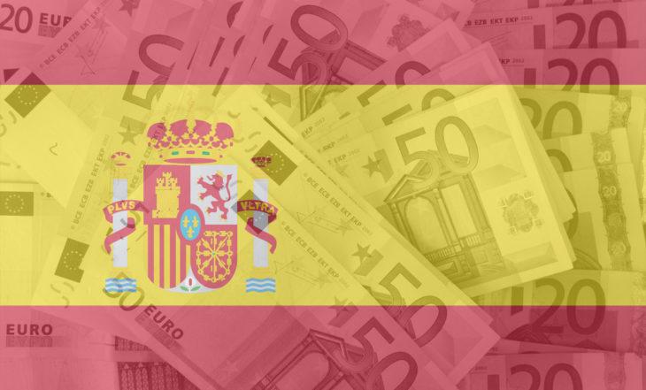 Flaga Hiszpanii na tle banknotów EURO
