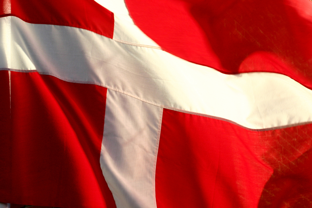 Flaga Danii powiewająca na wietrze