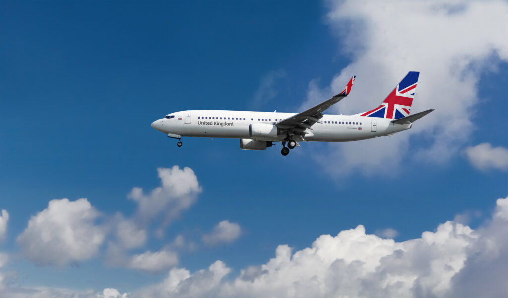 Samolot linii lotniczych British Airways lecących po niebie