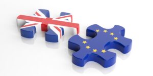 Dwa kawałki puzzli, jeden z fragmentem Flagi Wielkiej Brytanii, a drugi z fragmentem flagi UE