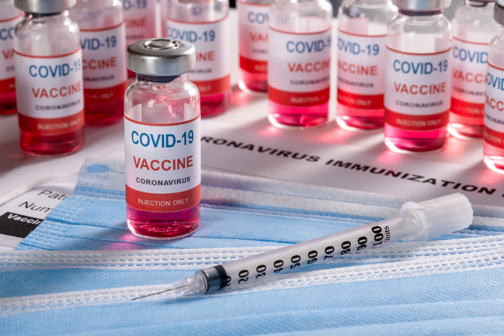Fiolki ze szczepionką przeciw COVID-19, ze strzykawką