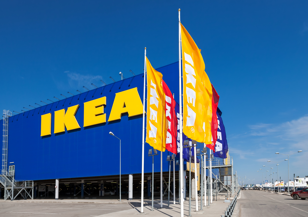 Granatowy budynek sklepu IKEA