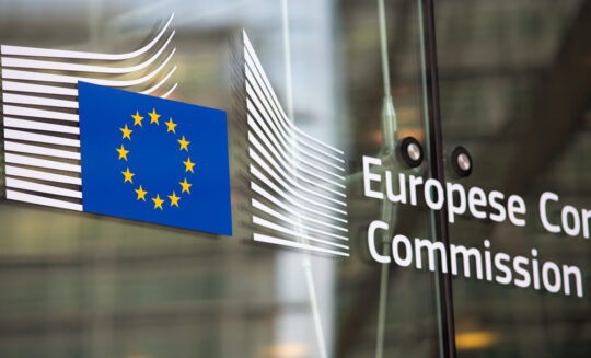 Komisja Europejska przyjęła standardowe klauzule umowne