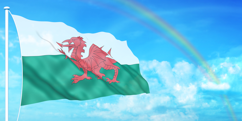 Flaga Walii na tle nieba