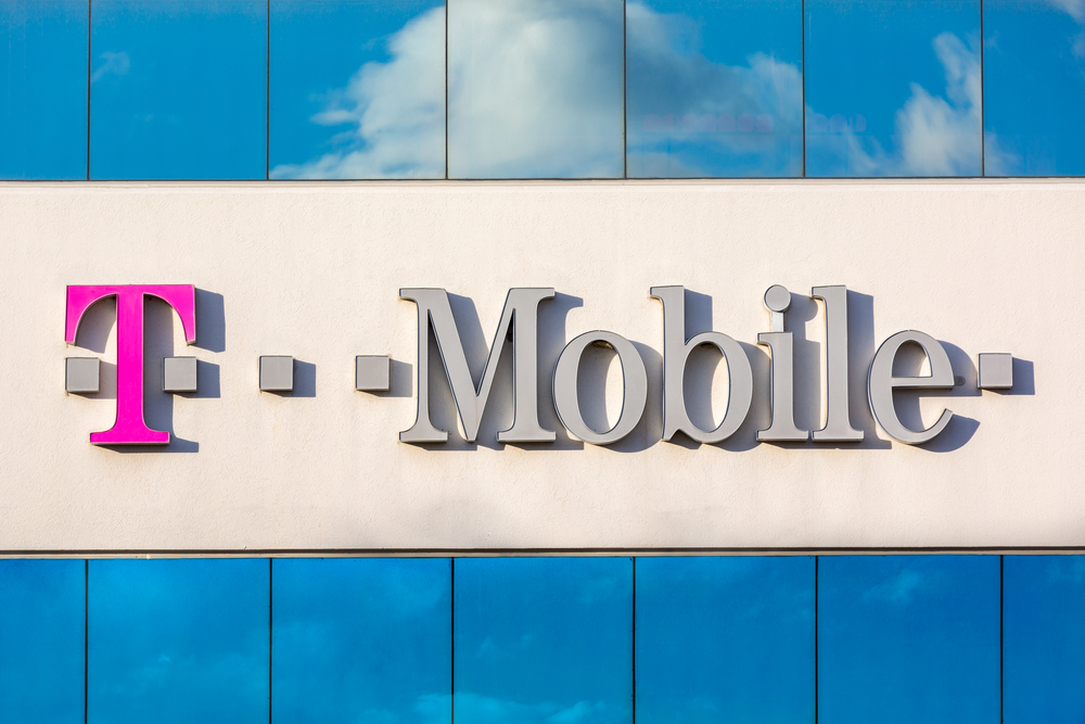Logo T-Mobile na tle nieba