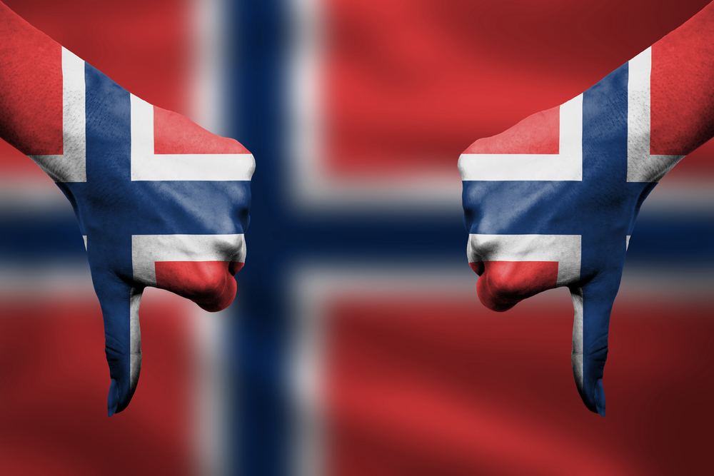 Porażka Norwegii - kciuki w dół na tle flagi Norwegii