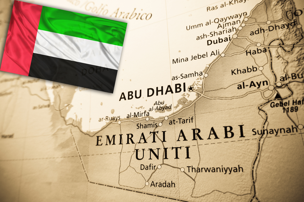 Zjednoczone Emiraty Arabskie fklaga na tle mapy