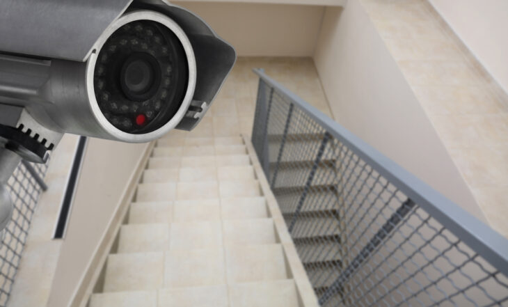 Nowowczesna-kamera-zainstalowana-na-klatce-schodowej- apartamentowca