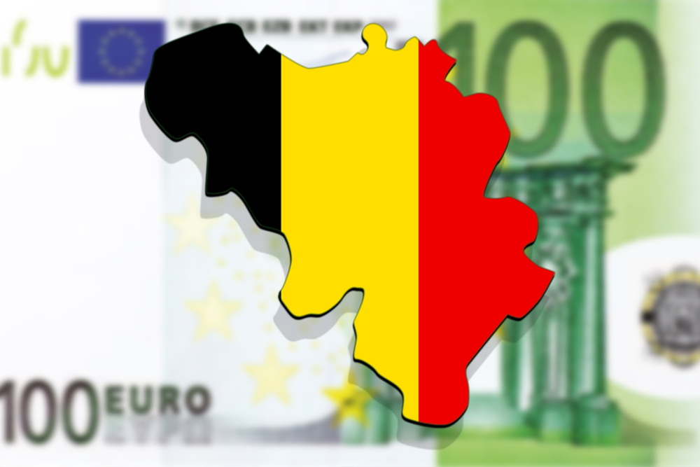 Zbliżenie na mapę Belgii na tle pieniędzy euro