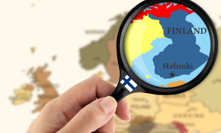 Szkło powiększające nad mapą Finlandii