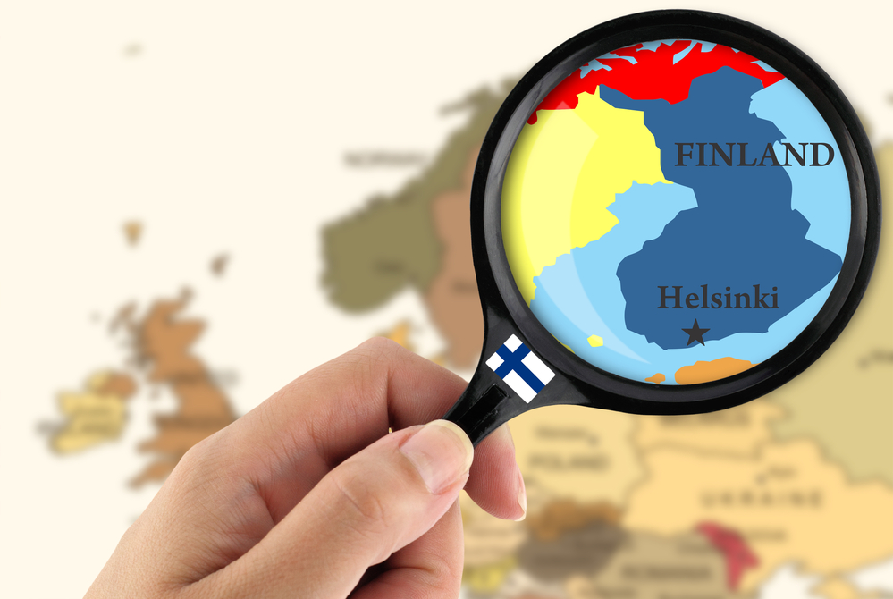 Szkło powiększające nad mapą Finlandii