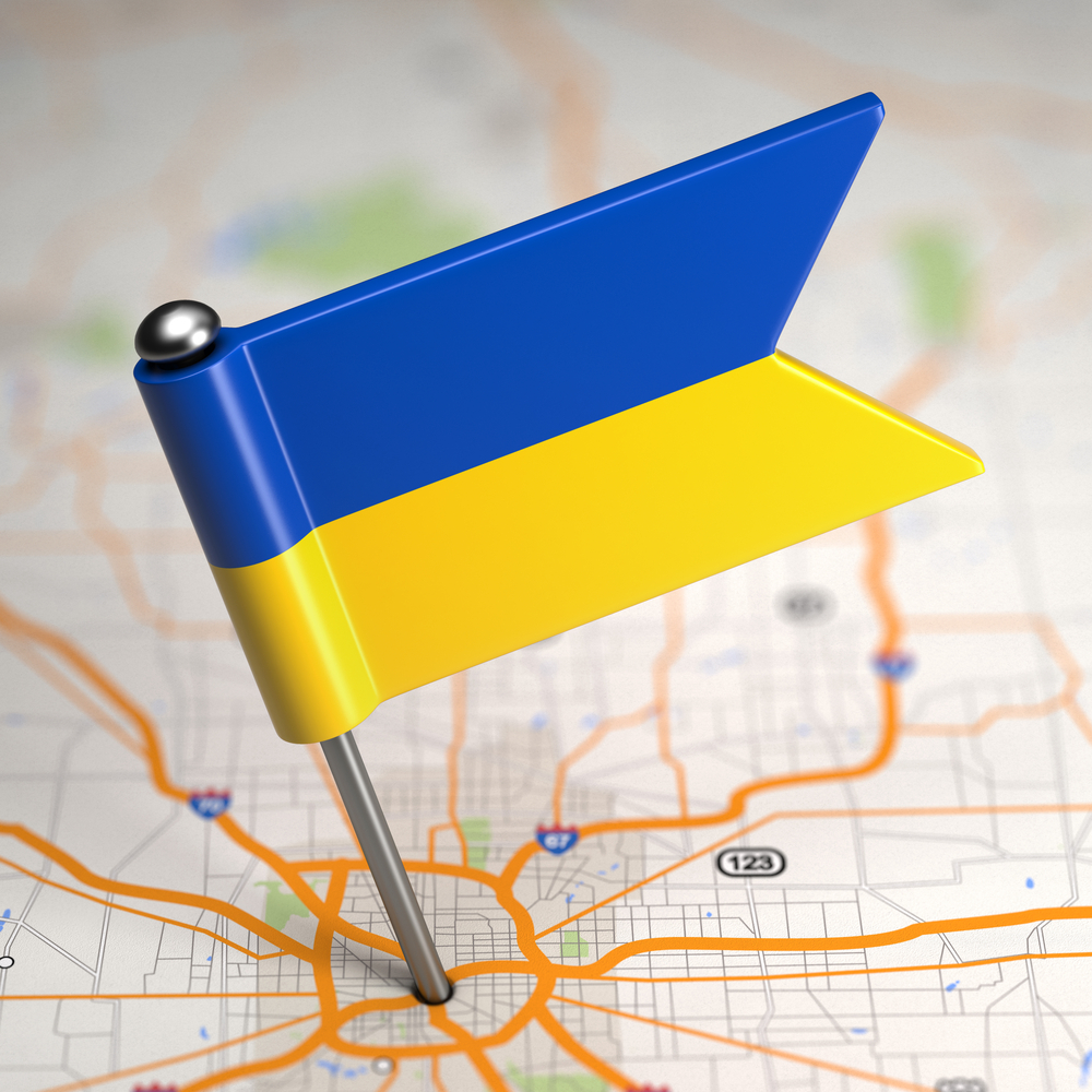 Mała flaga Ukrainy wbita w mapę